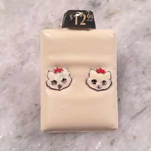 Piercing Pagoda cat earrings